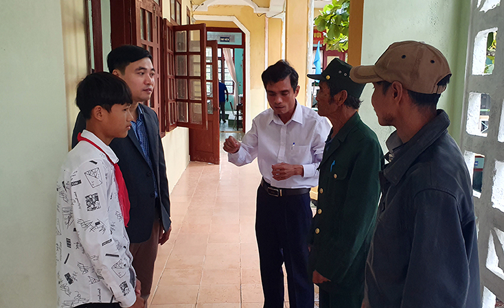 Ông Hồ Văn Vầng (ở giữa, bên phải), bản Eo Bù- Chút Mút, vượt đường xa ra thăm cháu đang theo học tại Trường PTDTBT TH và THCS Lâm Thủy.
