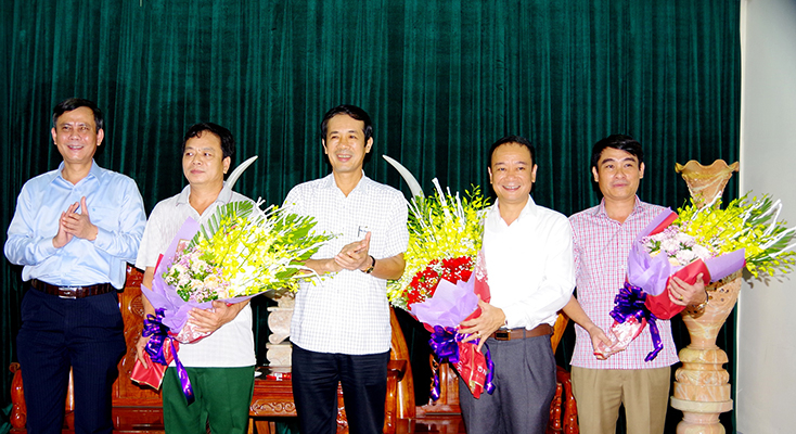 Đồng chí  Phó Bí thư Thường trực Tỉnh ủy Trần Thắng và đồng chí Chủ tịch UBND tỉnh Trần Công Thuậttặng hoa chúc mừng các đồng chí được bổ nhiệm chức vụ mới.