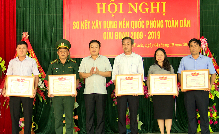 Lãnh đạo huyện Bố Trạch khen thưởng các tập thể, cá nhân có thành tích.