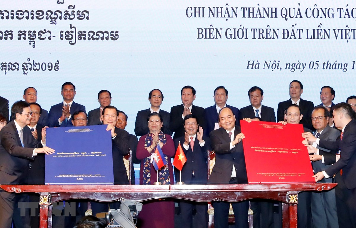 Trong ảnh: Thủ tướng Nguyễn Xuân Phúc và Thủ tướng Campuchia Samdech Techo Hun Sen chứng kiến Lễ ký Phụ lục bản đồ đính kèm Nghị định thư Phân giới cắm mốc biên giới đất liền giữa Cộng hoà XHCN Việt Nam và Vương quốc Campuchia. (Ảnh: Thống Nhất - TTXVN)