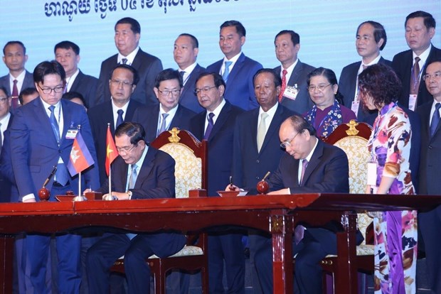 Van kien lich su ve phan gioi cam moc giua Viet Nam va Campuchia hinh anh 1Thủ tướng Nguyễn Xuân Phúc và Thủ tướng Campuchia Samdech Techo Hun Sen ký Hiệp ước bổ sung Hiệp ước hoạch định biên giới quốc gia năm 1985 và Hiệp ước bổ sung năm 2005 giữa Cộng hoà XHCN Việt Nam và Vương quốc Campuchia. (Ảnh: Dương Giang - TTXVN)