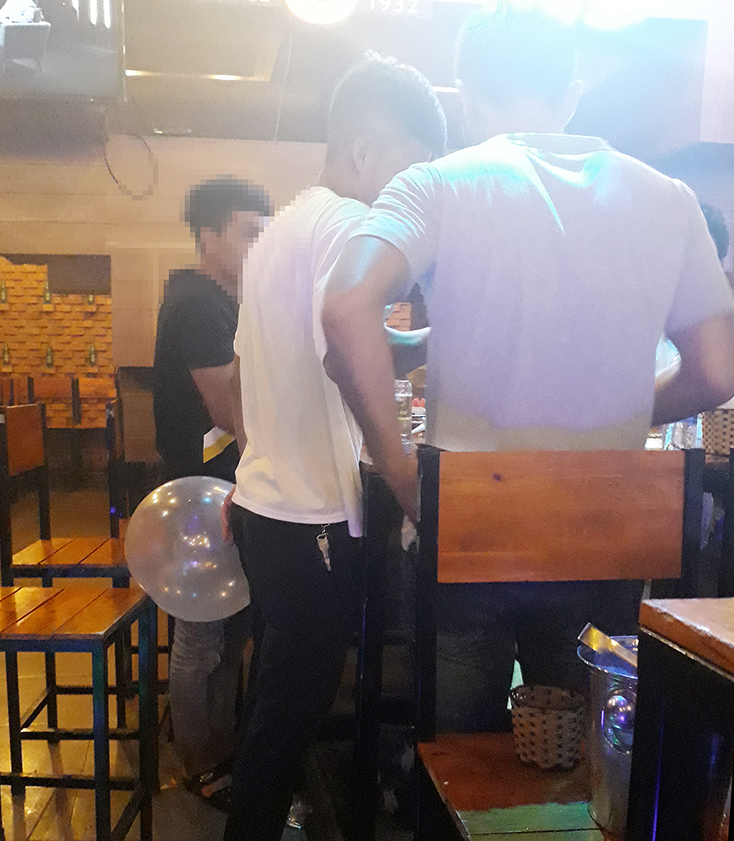 Hành vi sử dụng bóng cười tại một nhà hàng trên địa bàn TP. Đồng Hới.
