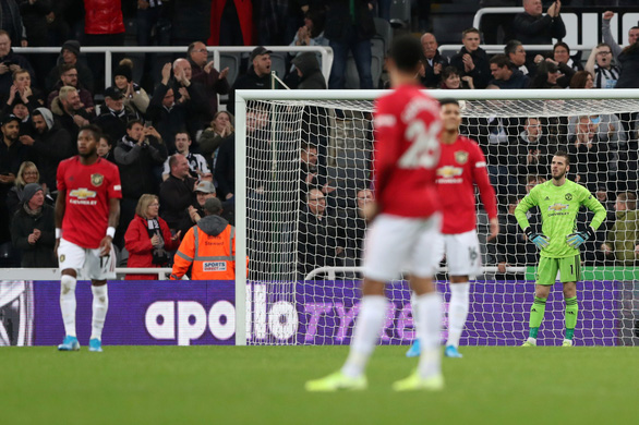  Nỗi thất vọng của các cầu thủ M.U sau trận thua Newcastle - Ảnh: REUTERS