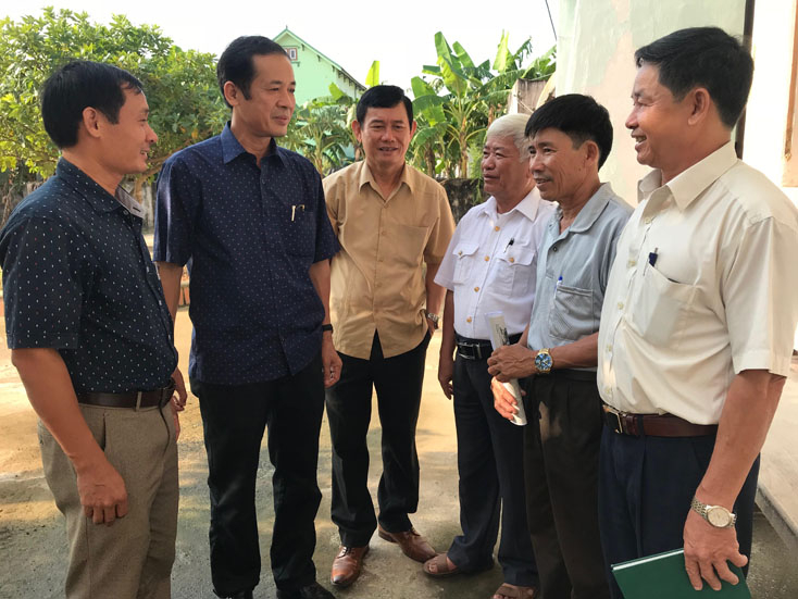 Các ĐBQH trò chuyện, tiếp xúc với cử tri huyện Bố Trạch.