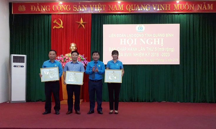 Lãnh đạo LĐLĐ tỉnh trao bằng khen cho tập thể, cá nhân có thành tích xuất sắc trong các hoạt động kỷ niệm