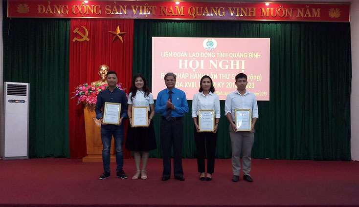 Lãnh đạo LĐLĐ tỉnh trao các giải thưởng cuộc thi ảnh “Nét đẹp công đoàn và người lao động” qua mạng xã hội Facebook cho các cá nhân, tập thể.