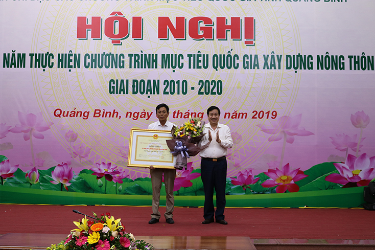 đồng chí Nguyễn Xuân Quang, Ủy viên Ban Thường vụ Tỉnh ủy, Phó Chủ tịch Thường trực UBND tỉnh trao bằng chứng nhận xã đạt chuẩn NTM cho xã Nam Trạch, huyện Bố Trạch