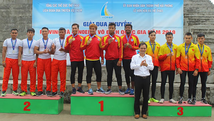 Ban tổ chức trao huy chương cho các VĐV.