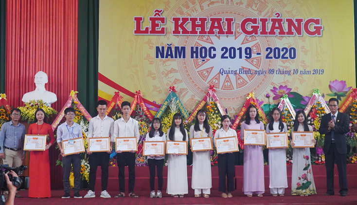 Lãnh đạo Trường ĐHQB trao thưởng cho các SV thủ khoa năm học 2019-2020.