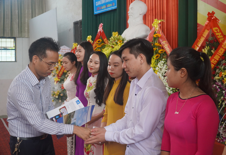 10 SV có hoàn gia đình đặc biệt khó khăn và SV là con em người dân tộc thiểu số được nhận học bổng tại lễ khai giảng.