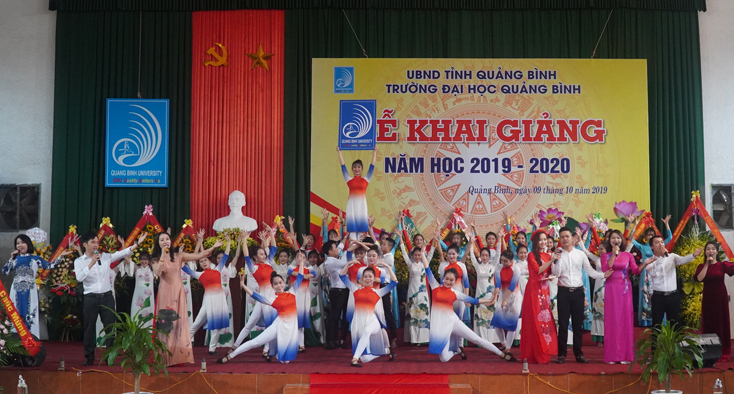          Các tiết mục văn nghệ do cán bộ, giảng viên và sinh viên nhà trường biểu diễn.
