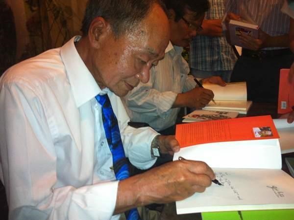 Nhà thơ Du Tử Lê ký tặng độc giả trong buổi ra mắt  