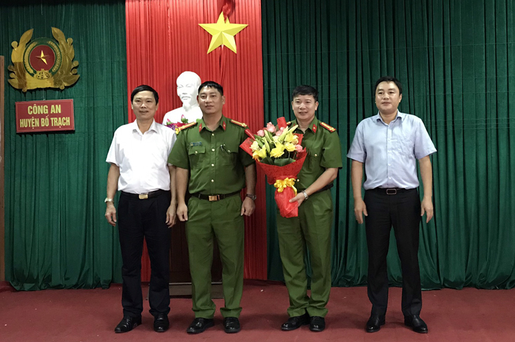 Lãnh đạo huyện Bố Trạch tăng hoa chúc mừng cán bộ, chiến sỹ Công an huyện.