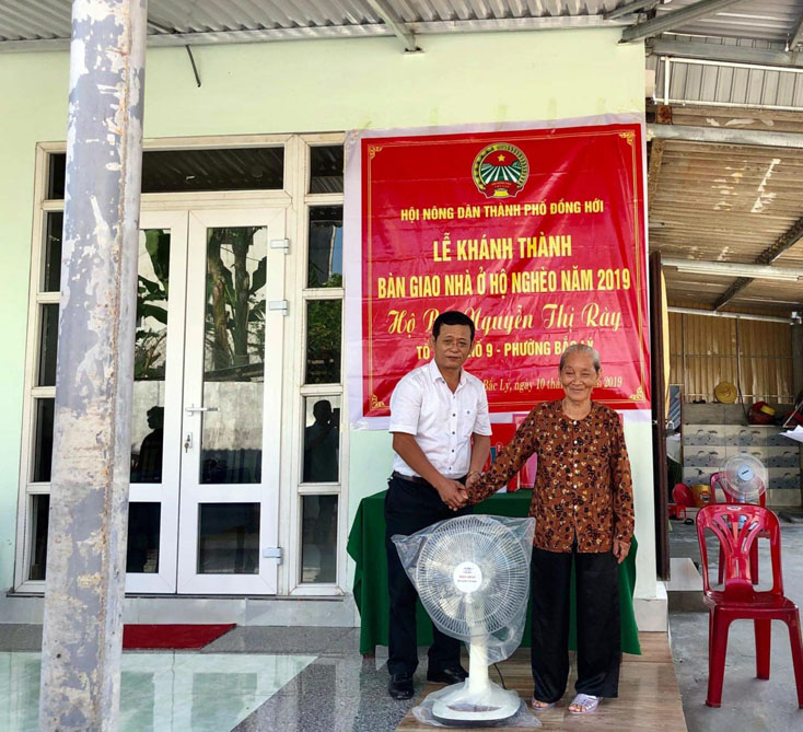 Hội Nông dân TP. Đồng Hới bàn giao nhà ở cho gia đình Nguyễn Thị Rày, ở tổ dân phố 9, phường Bắc Lý đưa vào sử dụng
