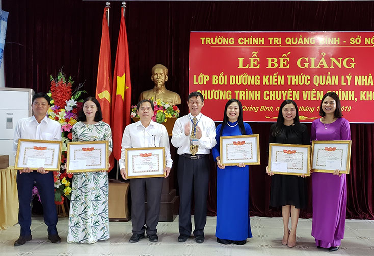 Đại diện lãnh đạo Trường Chính trị tỉnh trao thưởng cho các học viên có thành tích xuất sắc.