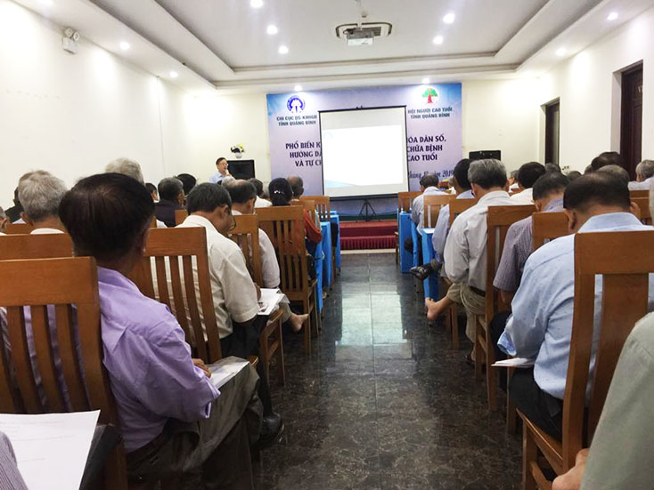 Các hội viên Người cao tuổi tham gia hội nghị