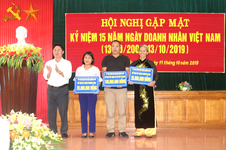 và trao tiền hỗ trợ xây dựng thương hiệu cho các doanh nghiệp, HTX trên địa bàn.