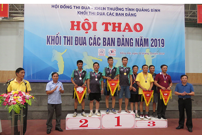 Các cặp vận động viên thi đấu bộ môn bóng bàn, nội dung đôi nam nhận giải  từ Ban tổ chức