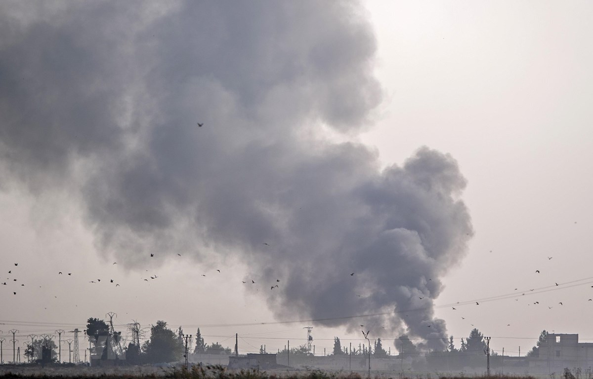 Khói bốc lên khi quân đội Thổ Nhĩ Kỳ oanh tạc thị trấn Tal Abyad (Syria) trong chiến dịch chống các tay súng người Kurd, ngày 9-10-2019. (Ảnh: AFP/TTXVN)