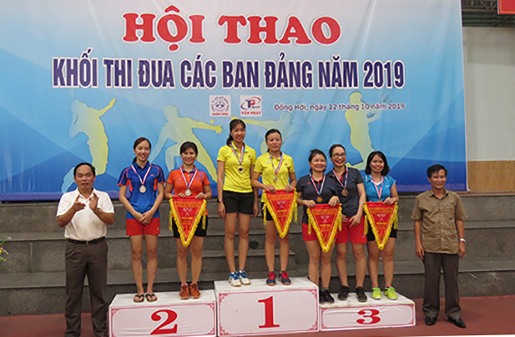 Ban tổ chức trao giải cho các cặp vận động viên đoạt giải cầu lông, nội dung đôi nữ
