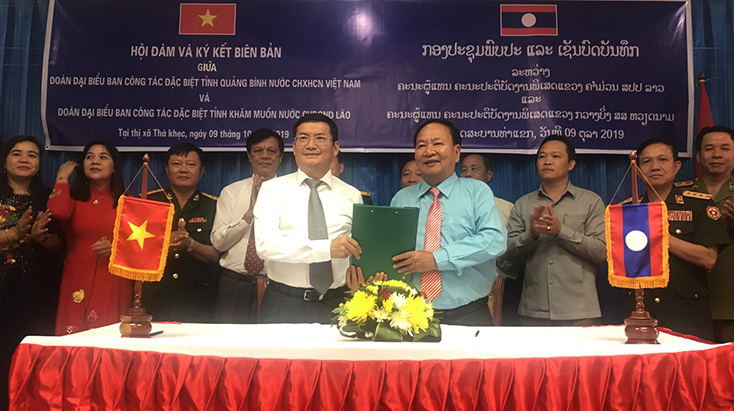 Ký kết Biên bản phối hợp tìm kiếm, quy tập hài cốt liệt sỹ giữa tỉnh Quảng Bình và Khăm Muộn.