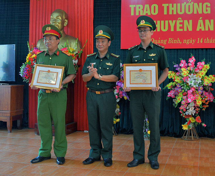 Lãnh đạo Bộ chỉ huy BĐBP tỉnh khen thưởng các tập thể có thành tích xuất sắc về công tác đấu tranh PCTP và MT trong chuyên án 548LV.