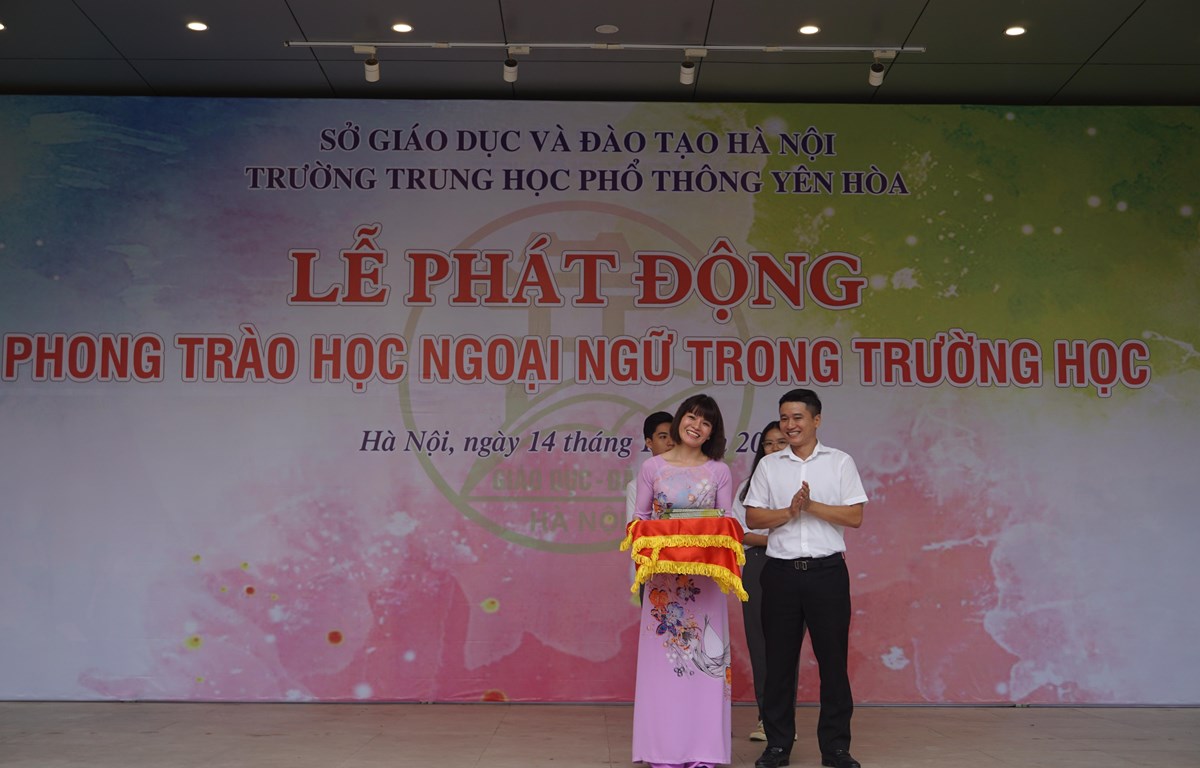 Ông Trần Trọng Hưng, Phó trưởng Ban Đề án Ngoại ngữ quốc gia 2020 tặng sách ngoại ngữ cho Trường Trung học phổ thông Yên Hòa. (Ảnh: PV/Vietnam+)