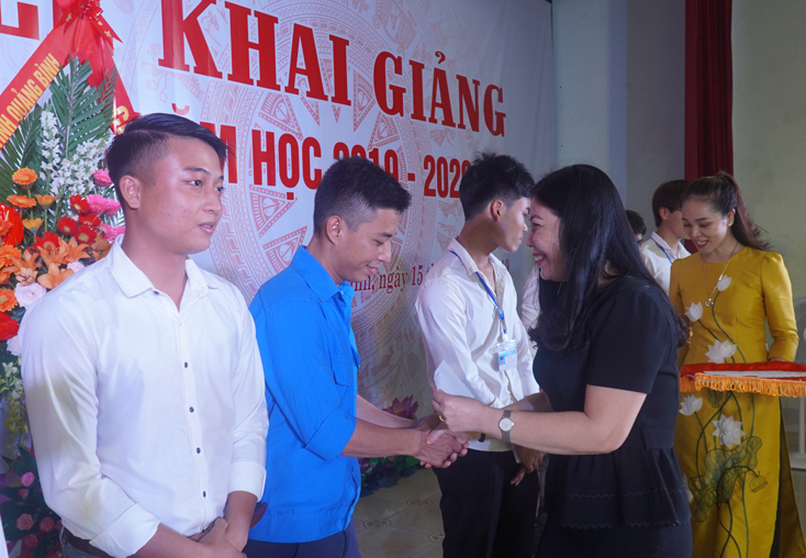 Lãnh đạo Công đoàn viên chức tỉnh trao học bổng cho HSSV vượt khó học giỏi.