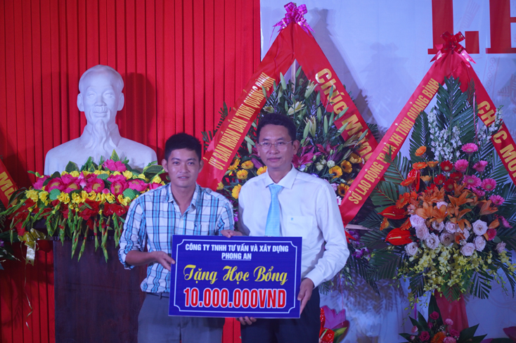 Một số đơn vị, doanh nghiệp hỗ trợ học bổng cho HSSV nghèo học nghề.