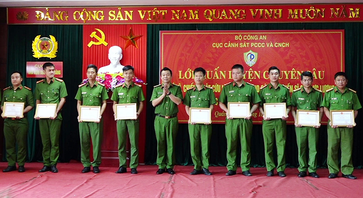 Ban tổ chức trao chứng chỉ cho các học viên lớp huấn luyện.