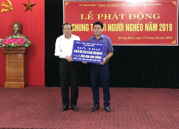 Đồng chí Bí thư tỉnh ủy Hoàng Đăng Quang trao biển tượng trưng hỗ trợ 58 nhà bè vượt lũ cho xã Tân Hóa