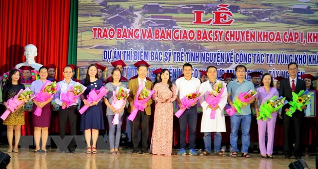 Bộ trưởng Bộ Y tế Nguyễn Thị Kim Tiến biểu dương các các bác sỹ tham gia đào tạo trong dự án 'Bác sỹ trẻ tình nguyện về vùng khó khăn.' (Ảnh: Tường Vi/TTXVN)