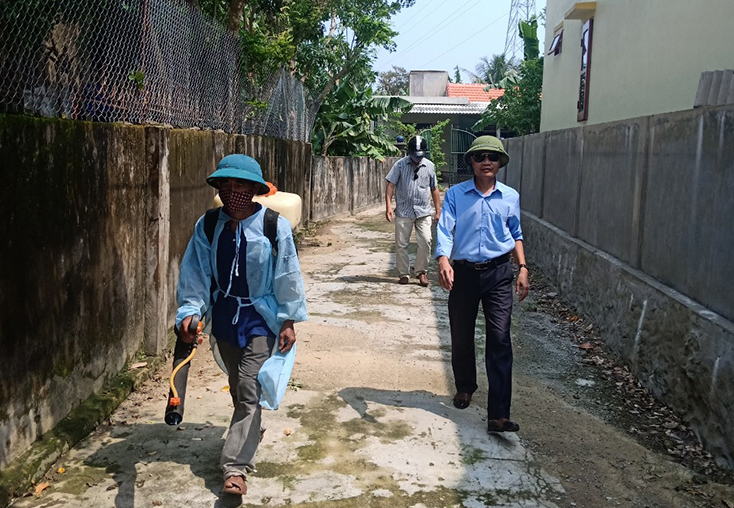 Cán bộ y tế Trung tâm Y tế TP. Đồng Hới đến tận từng nhà dân ở các địa bàn có nguy cơ bùng phát bệnh cao để tiến hành phun hóa chất diệt muỗi