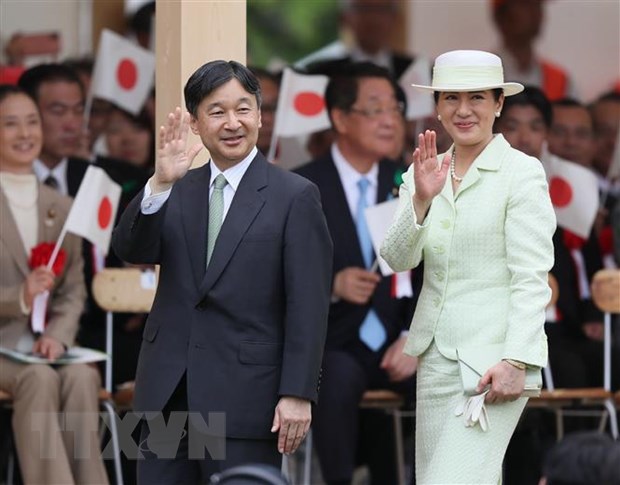 Nhật hoàng Naruhito (trái) và Hoàng hậu Masako (phải) tham gia một lễ hội ở Owariasahi, tỉnh Aichi. (Ảnh: AFP/TTXVN)