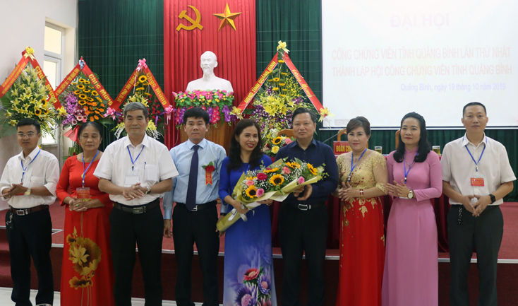Đồng chí Nguyễn Tiến Hoàng, TUV, Phó Chủ tịch UBND tỉnh trao quyết định của UBND tỉnh cho phép thành lập Hội Công chứng viên tỉnh Quảng Bình
