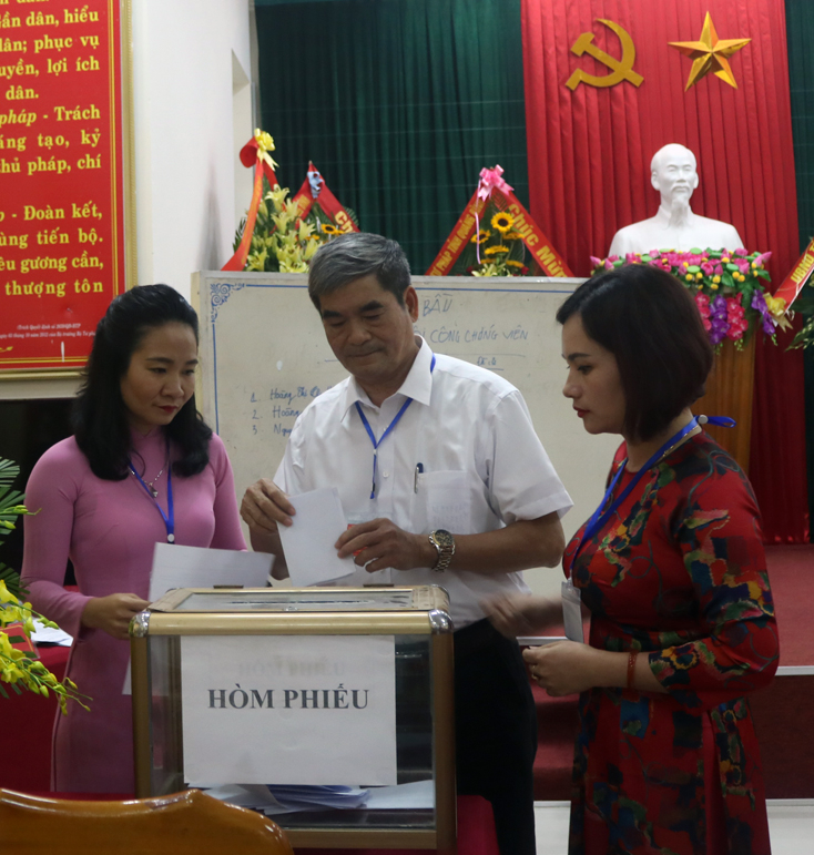 Bỏ phiếu bầu Ban Chấp hành và Hội đồng khen thưởng, kỷ luật Hội Công chứng viên tỉnh Quảng Bình lần thứ 1, nhiệm kỳ 2019-2022.  