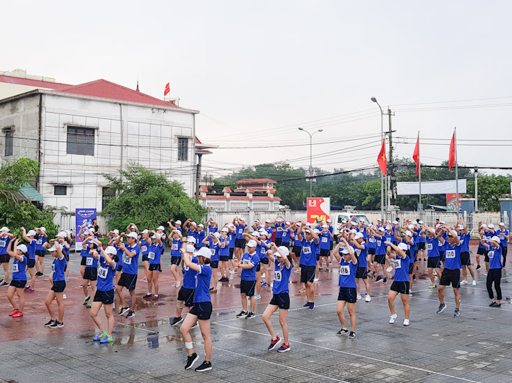 Màn đồng diễn tập thể bài hát chủ điểm “Nụ cười BIDV”.