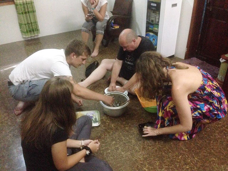 Sealand Homestay thường xuyên tổ chức các buổi dạy nấu món ăn đặc sản Quảng Bình cho du khách nước ngoài.