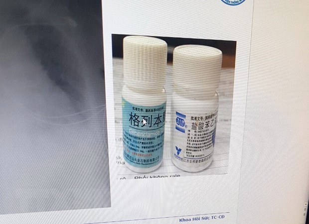Một phụ nữ 67 tuổi đã sử dụng 2 lọ thuốc có nhãn mác bằng chữ Trung Quốc và sau đó rơi vào tình trạng nguy kịch. (Ảnh: TTXVN phát)
