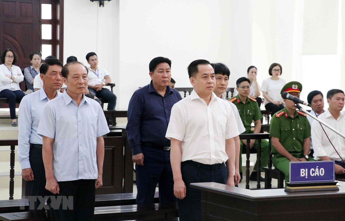 Các bị cáo nghe Hội đồng xét xử tuyên án tại phiên tòa ngày 13-6-2019. (Ảnh: Văn Điệp/TTXVN)