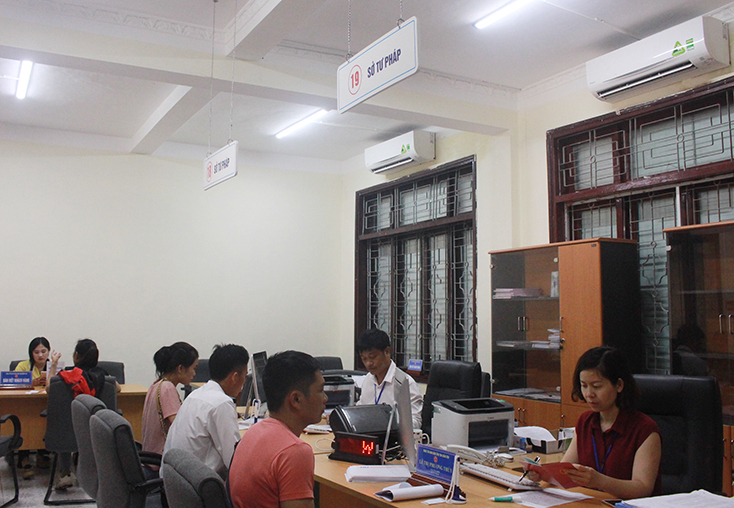 Cán bộ các sở, ngành đang giải quyết TTHC cho người dân, tổ chức tại Trung tâm Hành chính công.