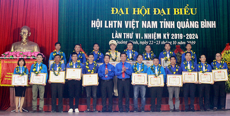 Đại diện Tỉnh đoàn và Hội LHTN VN Tỉnh tuyên dương thanh niên khởi nghiệp, tình nguyện tiêu biểu.