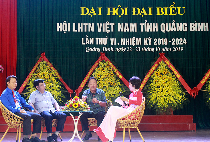 Các chuyên gia, lãnh đạo Hội LHTN Việt Nam tỉnh trao đổi với thanh niên tại diễn đàn khởi nghiệp
