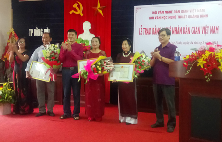 Trao bằng nghệ nhân dân gian cho các hội viên. 