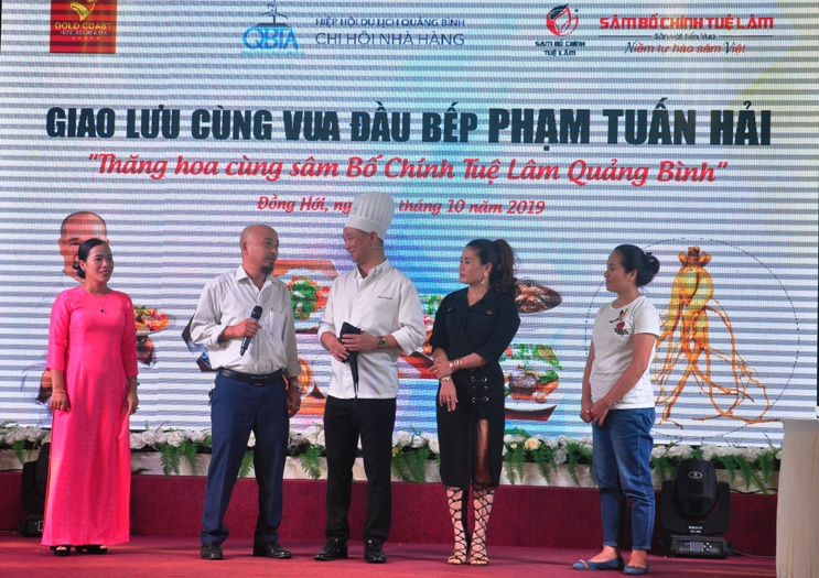 Đầu bếp Phạm Tuấn Hải giao lưu với đại diện các đơn vị kinh doanh du lịch trên địa bàn tỉnh.