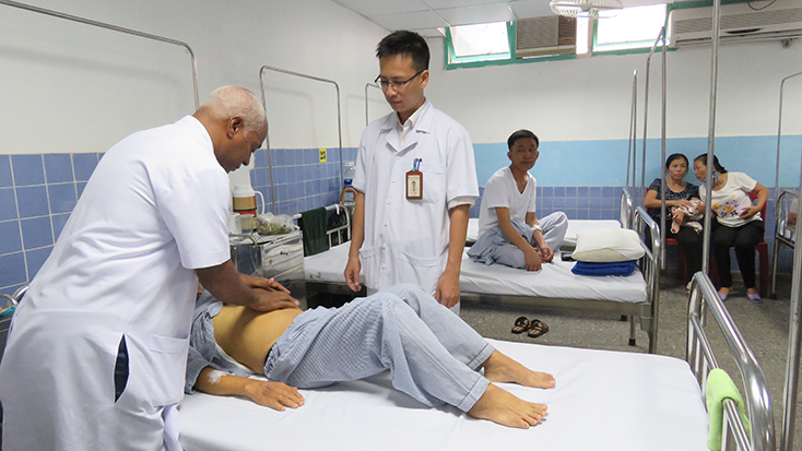 Giáo sư Renó đang thăm khám cho người bệnh.