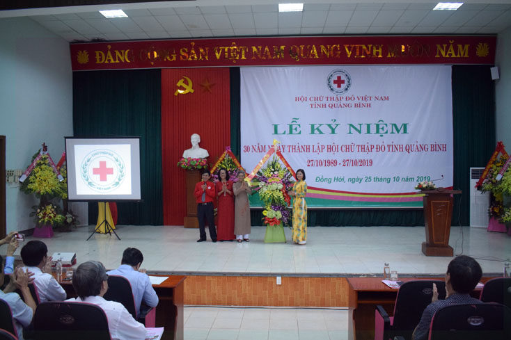 Đại diện lãnh đạo Trung ương Hội CTĐ Việt Nam tặng hoa chúc mừng các đồng chí cán bộ lãnh đạo tỉnh Hội qua các thời kỳ nhân dịp 30 năm Ngày thành lập Hội