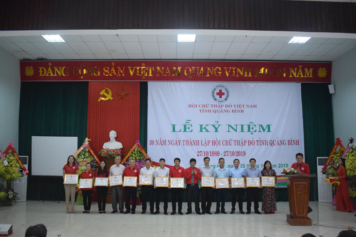 Hội CTĐ đã khen thưởng cho các tập thể có thành tích xuất sắc trong đợt thi đua đặc biệt