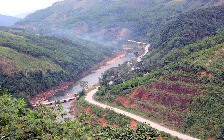 Đường vào bản Lòm