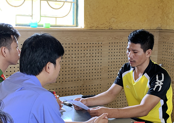 Cơ quan điều tra và Viện KSND TX. Ba Đồn lấy lời khai đối tượng Nguyễn Văn Thanh tại trại tạm giam.
